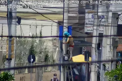 Imagens mostram furtos de fios na Capital. Reportagem do GDI mostra o que está por traz do crescimento desse tipo de crime na cidade e no Estado. - Foto: Secretaria Municipal da Segurança Pública/Divulgação<!-- NICAID(15408602) -->