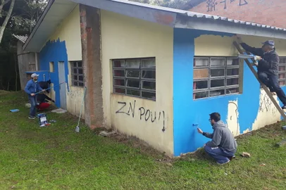 A ação ocorre sempre no primeiro domingo do mês, mas precisou ser adiada devido ao mal tempo da última semana./ o projeto já passou pela praça Dante e neste sábado está no bairro Serrano./ por lá um mutirão da prefeitura junto com os moradores revitaliza a praça do bairro e o salão comunitário./ são feitas roçadas, trocas de lâmpadas e a pintura do salão./ o objetivo segundo a vice prefeita e coordenadora do projeto Paula ioris é dar vida ao bairro e pertencimento das áreas comuns aos moradores./ a próxima edição do Luz cor e flor acontece em junho no Parque dos Macaquinhos<!-- NICAID(15427692) -->