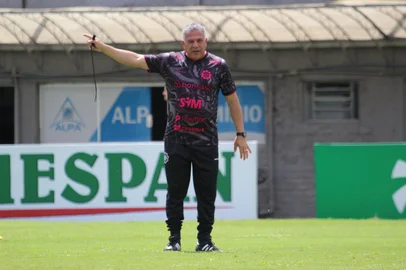 Técnico Luizinho Vieira durante treinamento do Caxias.<!-- NICAID(15981394) -->
