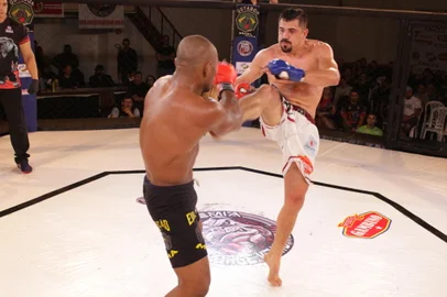 A 15ª edição do JVT Championship ocorreu no sábado (9), no Ginásio do Vascão. Foram disputas de cinturão do evento no MMA e lutas de Muay-thay e K1. NA FOTO: Leandro Barbosa<!-- NICAID(14321172) -->