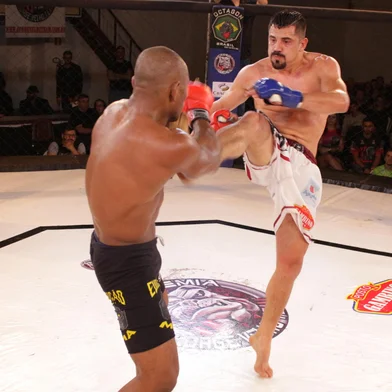 A 15ª edição do JVT Championship ocorreu no sábado (9), no Ginásio do Vascão. Foram disputas de cinturão do evento no MMA e lutas de Muay-thay e K1. NA FOTO: Leandro Barbosa<!-- NICAID(14321172) -->