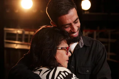 Porto Alegre, RS, Brasil, 30-04-2024: Vanja Clara Michel, 64 anos, com o filho Roges Michel dos Santos, 38, no palco do Teatro CIEE. Ela é a diretora da peça Adolescer, um clássico do teatro gaúcho que completa 22 anos em 2024, que foi inspirada na adolescência do filho e adaptada ao longo das apresentações e do contato com o público. Foto: Mateus Bruxel / Agência RBS<!-- NICAID(15748982) -->