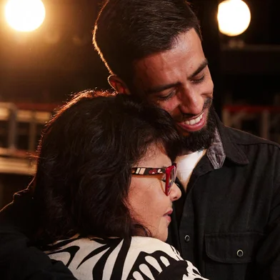 Porto Alegre, RS, Brasil, 30-04-2024: Vanja Clara Michel, 64 anos, com o filho Roges Michel dos Santos, 38, no palco do Teatro CIEE. Ela é a diretora da peça Adolescer, um clássico do teatro gaúcho que completa 22 anos em 2024, que foi inspirada na adolescência do filho e adaptada ao longo das apresentações e do contato com o público. Foto: Mateus Bruxel / Agência RBS<!-- NICAID(15748982) -->