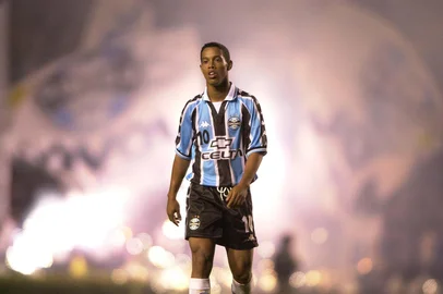 O jogador Ronaldinho Gaúcho, um pouco antes de uma partida ( não identificada) do Grêmio em Porto Alegre pela Copa João Haveolange.#PÁGINA: 61#FD Data Evento: 00/11/2000<!-- NICAID(680504) -->