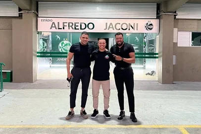 Darlan, volante do Grêmio, chega a Caxias do Sul para  com o Juventude
