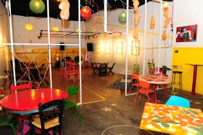 CAXIAS DO SUL, RS, BRASIL, 15/12/2023. Ponto Coletivo, novo espaço cultural na cidade, idealizado por uma família de artistas (Gabriela Leal, Dio Gonçalves, Marcos Leal e Júlia Mariá Leal. O local conta com um café, espaço para Happy Hour, sala de teatro, ambiente para música ao vivo e arte por todos os lados. (Porthus Junior/Agência RBS)<!-- NICAID(15627381) -->