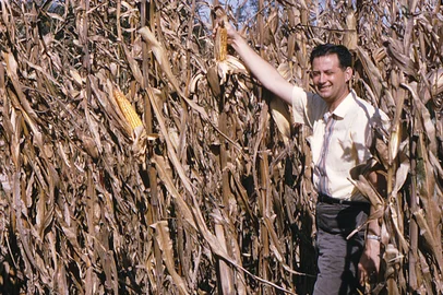 O norte-americano John Thomas Murdock chegou a Porto Alegre em 1966. Especializado em solo, o professor da University of Wisconsin-Madison veio implementar um curso de mestrado na Universidade Federal do Rio Grande do Sul (UFRGS). Em uma sala cedida pela Faculdade de Agronomia, Murdock abriu uma escola, a atual Pan American School (PAS).  <!-- NICAID(16068606) -->