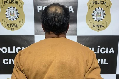 Um homem de 45 anos foi preso pela Polícia Civil na manhã desta sexta-feira (8), em Viamão, na Região Metropolitana, pelo crime de homicídio. O homem, que não teve nome divulgado, foi encontrado em uma residência no bairro Santo Onofre.<!-- NICAID(16097337) -->