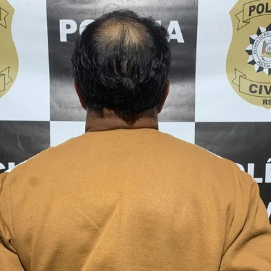 Um homem de 45 anos foi preso pela Polícia Civil na manhã desta sexta-feira (8), em Viamão, na Região Metropolitana, pelo crime de homicídio. O homem, que não teve nome divulgado, foi encontrado em uma residência no bairro Santo Onofre.<!-- NICAID(16097337) -->