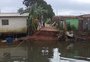 Moradores reclamam que água retirada por bombas volta por buraco de dique rompido no bairro Sarandi