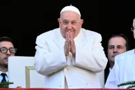 Pope Francis greets the crowd from the main balcony of St. Peter's basilica after the Urbi et Orbi message and blessing to the city and the world as part of Christmas celebrations, at St Peter's square in the Vatican on December 25, 2024. (Photo by Alberto PIZZOLI / AFP)Editoria: RELLocal: Vatican CityIndexador: ALBERTO PIZZOLISecao: popeFonte: AFPFotógrafo: STF<!-- NICAID(15942035) -->