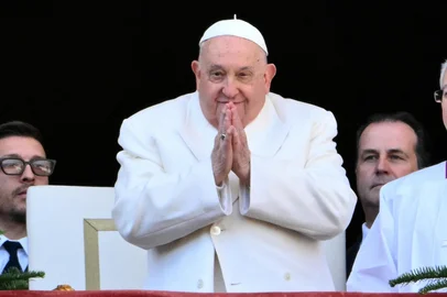 Pope Francis greets the crowd from the main balcony of St. Peter's basilica after the Urbi et Orbi message and blessing to the city and the world as part of Christmas celebrations, at St Peter's square in the Vatican on December 25, 2024. (Photo by Alberto PIZZOLI / AFP)Editoria: RELLocal: Vatican CityIndexador: ALBERTO PIZZOLISecao: popeFonte: AFPFotógrafo: STF<!-- NICAID(15942035) -->