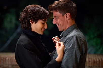 Filme italiano "Romeo è Giulietta" (Romeu é Julieta)Direção: Giovanni VeronesiElenco: Sergio Castellitto, Pilar Fogliati, Geppy Cucciari, Domenico Diele, Margherita Buy, Alessandro HaberPaís: ItáliaAno: 2024Duração: 102 minutosGênero: ComédiaSinopse:O renomado diretor teatral Federico Landi Porrini (Sergio Castellitto) busca os atores perfeitos para sua produção de "Romeo e Giulietta". Vittoria (Pilar Fogliati), uma jovem atriz, é rejeitada devido a seu passado, mas com a ajuda de sua amiga maquiadora (Geppy Cucciari), ela assume uma identidade masculina como Otto Novembre e consegue o papel de Romeo. Interpretar um homem revela-se um desafio tanto no palco quanto fora dele, especialmente quando seu namorado (Domenico Diele) é escolhido como Mercúcio. A experiência leva Vittoria a descobrir muito sobre si mesma e sobre os outros.<!-- NICAID(15899475) -->