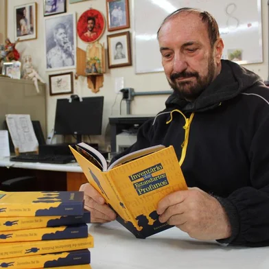 O historiador e artista plástico caxiense Juventus Dal Bó irá lançar neste sábado, a partir das 16h, no Zarabatana Café, o livro Inventário dos Estandartes Profanos. A obra documenta uma coleção de obras criadas pelo autor, que utiliza tecidos e fragmentos de panos para criar estandartes e homenagear grandes literatos da história mundial. Os “estandartes profanos” estiveram em exposição em Caxias do Sul em maio do ano passado, no Museu dos Capuchinhos.<!-- NICAID(15840803) -->