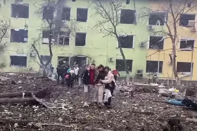 This handout picture taken and released by the the National Police of Ukraine on March 9, 2022, shows damaged buildings of a children's hospital, destroyed cars and debris on ground following a Russian air strike in the southeastern city of Mariupol. - International leaders and Ukraine accused Russia of a "barbaric" attack on the hospital, as civilians continued to bear the brunt of the conflict two weeks into Moscow's invasion. (Photo by Handout / National Police of Ukraine / AFP) / RESTRICTED TO EDITORIAL USE - MANDATORY CREDIT "AFP PHOTO / National Police of Ukraine / handout" - NO MARKETING - NO ADVERTISING CAMPAIGNS - DISTRIBUTED AS A SERVICE TO CLIENTSEditoria: WARLocal: MariupolIndexador: HANDOUTSecao: armed conflictFonte: National Police of UkraineFotógrafo: Handout<!-- NICAID(15037809) -->