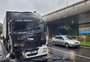 Caminhão pega fogo na RS-453, em Caxias do Sul; motorista de 71 anos não se feriu