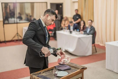 Lucas Manzoni Uliana é o melhor sommelier do Rio Grande do Sul em 2025 <!-- NICAID(16056418) -->