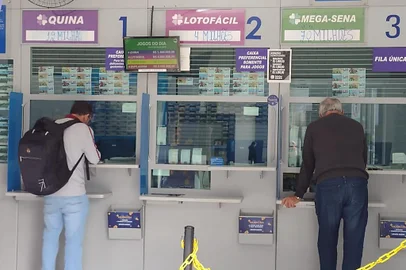 Concurso da Mega Sena que paga R$70 milhões movimenta lotéricas caxienses, Adair Corso de costas blusão marron fazia uma aposta na lotérica da Marechal Floriano<!-- NICAID(15491661) -->