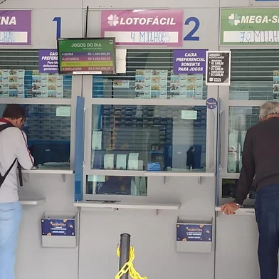Concurso da Mega Sena que paga R$70 milhões movimenta lotéricas caxienses, Adair Corso de costas blusão marron fazia uma aposta na lotérica da Marechal Floriano<!-- NICAID(15491661) -->