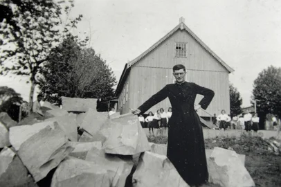CAXIAS DO SUL, RS, BRASIL, 01/08/2013. FOTO DE ARQUIVO. Paróquia de São Pelegrino comemora 60 anos.Padre Eugênio Ângelo Giordani ao lado das pedras da construção da Igreja de São Pelegrino, tendo ao fundo a escola Pena de Moraes. (Não Identificado/CMSP)<!-- NICAID(9634112) -->