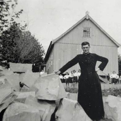 CAXIAS DO SUL, RS, BRASIL, 01/08/2013. FOTO DE ARQUIVO. Paróquia de São Pelegrino comemora 60 anos.Padre Eugênio Ângelo Giordani ao lado das pedras da construção da Igreja de São Pelegrino, tendo ao fundo a escola Pena de Moraes. (Não Identificado/CMSP)<!-- NICAID(9634112) -->