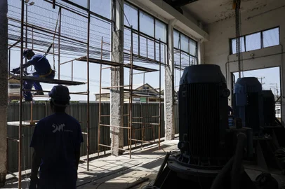 Porto Alegre, RS, Brasil, 30-10-2024: Operários trabalham na Estação de Bombeamento de Água Pluvial - Ebap 17, na região central. Casa de bombas foi uma das atingidas pela enchente de Maio e passa por reparos estruturais. Foto: Mateus Bruxel / Agencia RBSIndexador: MATEUS BRUXEL<!-- NICAID(15903111) -->