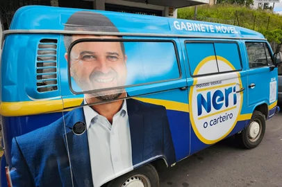 A Kombi utilizada como gabinete móvel do deputado estadual Neri, O Carteiro recebeu uma nova adesivagem na última semana. A iniciativa existe desde quando o parlamentar era vereador de Caxias do Sul.<!-- NICAID(16039681) -->