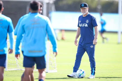 PORTO ALEGRE, RS, BRASIL, 22-04-2025: O técnico Mano Menezes comando o primeiro treino em seu retorno ao Grêmio, no CT Luiz Carvalho. (Lucas Uebel/Grêmio/Divulgação)<!-- NICAID(16021935) -->