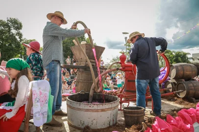 Mais de 28 mil pessoas participam da programação da Fenavindima, em Flores da Cunha. Na foto, desfile<!-- NICAID(15689614) -->