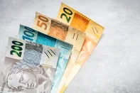 Dinheiro em reais brasileiros. Foto:  Rochu_2008 / stock.adobe.comIndexador: Andrzej RostekFonte: 1315162491Fotógrafo: Brazilian reais money on gray ta<!-- NICAID(16045883) -->