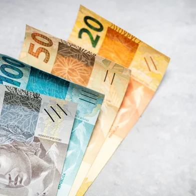 Dinheiro em reais brasileiros. Foto:  Rochu_2008 / stock.adobe.comIndexador: Andrzej RostekFonte: 1315162491Fotógrafo: Brazilian reais money on gray ta<!-- NICAID(16045883) -->