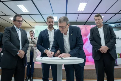 Ministro do Trabalho, Luiz Marinho; governador Eduardo Leite; secretário do Trabalho, Gilmar Sossella; presidente da Famurs, Luciano Orsi. Governo do Estado lança programa para qualificação profissional.<!-- NICAID(15531359) -->