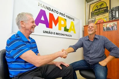 O ex-prefeito de Porto Alegre José Fortunati, hoje suplente de deputado federal pelo União Brasil, foi convidado pelo vereador Marcelo Sgarbossa (sem partido) para ser seu chefe de gabinete na Câmara Municipal. A nomeação deve ser publicada nos próximos dias.