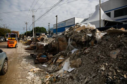 Porto Alegre, RS, Brasil - 18/06/2024 -  Empresas da avenida das indústrias avaliam impacto das perdas pela enchente. FOTO: JONATHAN HECKLER, AGÊNCIA RBS<!-- NICAID(15791718) -->