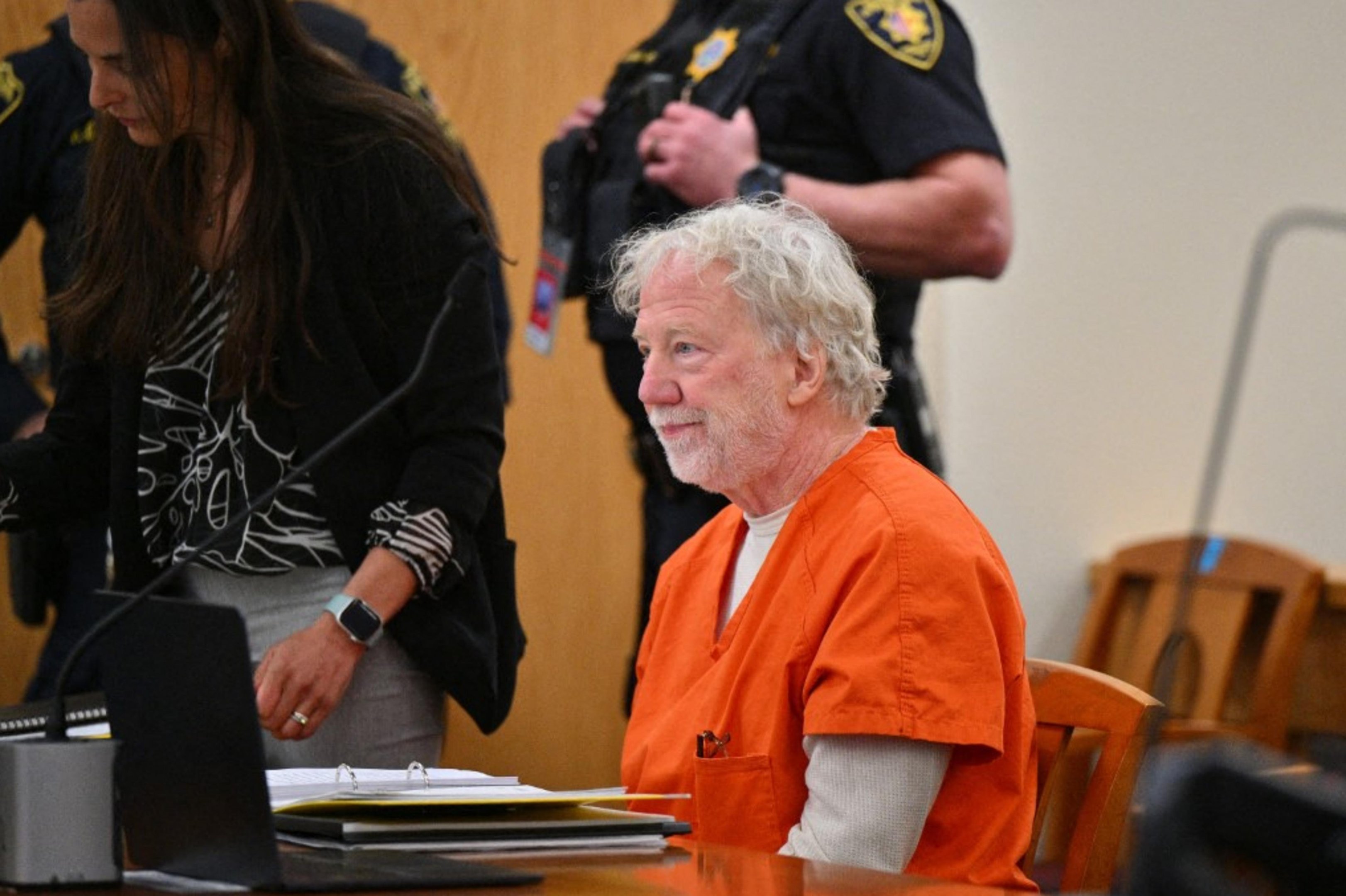 Timothy Busfield, preso sob acusa&ccedil;&atilde;o de abuso sexual infantil, &eacute; libertado e aguarda julgamento em liberdade