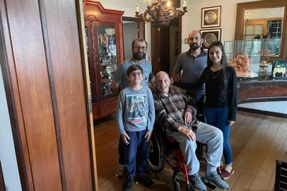 Da esquerda para direita: Estevão Ernesto, Estevão Cocco, Fernado Mazza (C), veterinário Leonardo Malta e Ypycue Isabella<!-- NICAID(15365593) -->