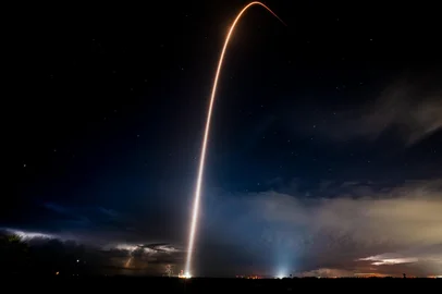 A SpaceX, empresa aeroespacial de Elon Musk, lançou na segunda-feira (31) uma missão com quatro astronautas para a órbita polar. O foguete, um Falcon 9, decolou à noite do Centro Espacial Kennedy, na Flórida, com a cápsula Dragon.Essa será a primeira tripulação a sobrevoar diretamente as regiões polares da Terra, já que, até agora, o polo Norte e o polo Sul nunca foram visitados por astronautas, nem mesmo durante as missões Apollo.<!-- NICAID(16008043) -->