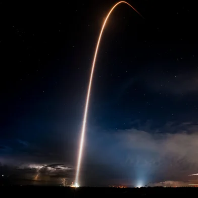 A SpaceX, empresa aeroespacial de Elon Musk, lançou na segunda-feira (31) uma missão com quatro astronautas para a órbita polar. O foguete, um Falcon 9, decolou à noite do Centro Espacial Kennedy, na Flórida, com a cápsula Dragon.Essa será a primeira tripulação a sobrevoar diretamente as regiões polares da Terra, já que, até agora, o polo Norte e o polo Sul nunca foram visitados por astronautas, nem mesmo durante as missões Apollo.<!-- NICAID(16008043) -->