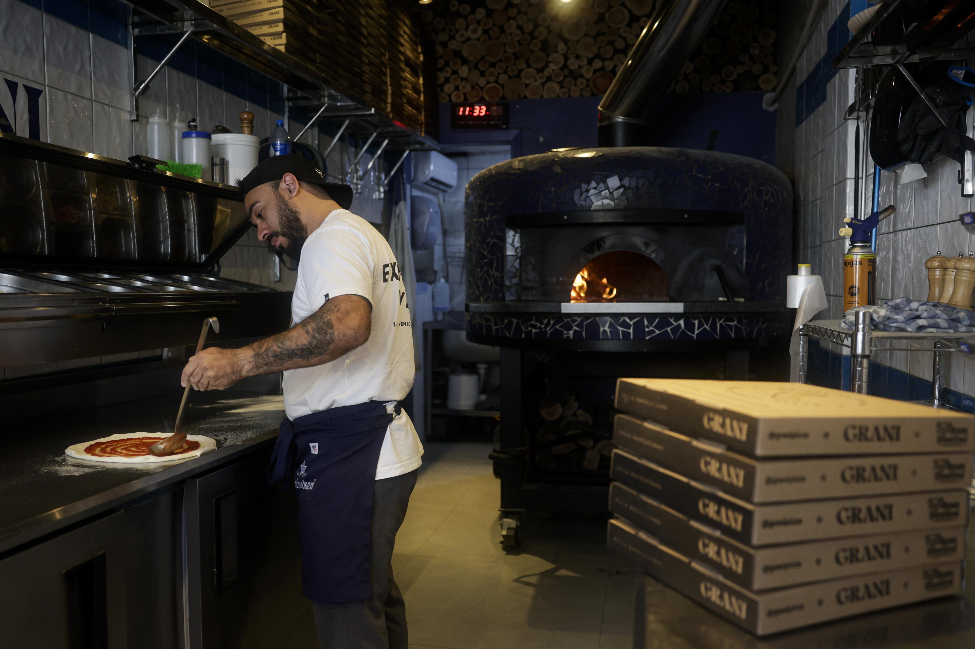 Restaurantes dizem que concorr&ecirc;ncia entre plataformas pode melhorar delivery em Porto Alegre: "Disputa sempre &eacute; bom"