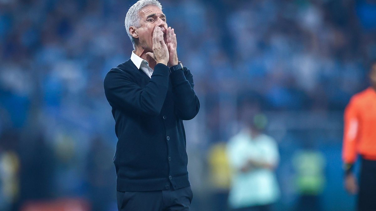 Luís Castro critica calendário após classificação do Grêmio