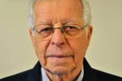 A Diocese de Caxias do Sul se despede de dois padres da Serra neste sábado (21). Leonel Mário Pergher, 92 anos, estava internado no Hospital da Unimed e Sérgio Luís Minossi, 59, estava hospitalizado na Santa Casa, em Porto Alegre. Os dois estavam doentes, e morreram na sexta-feira. O padre Leonel Mário Pergher era natural de Farroupilha, mas atualmente residia na “Casa do Padre”, em Caxias do Sul. Ele atuou por duas vezes como vigário-geral na Diocese de Caxias. O sepultamento será no cemitério central de Farroupilha.<!-- NICAID(14868769) -->
