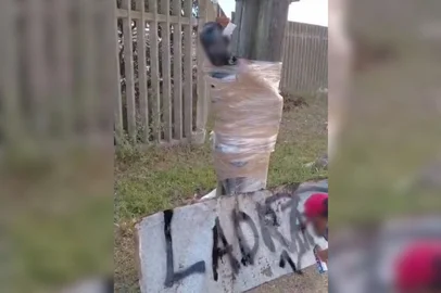 Reprodução / Redes sociais Polícia Civil apura suspeita de tortura após homem ser amarrado a poste em Rio Grande<!-- NICAID(16304149) -->