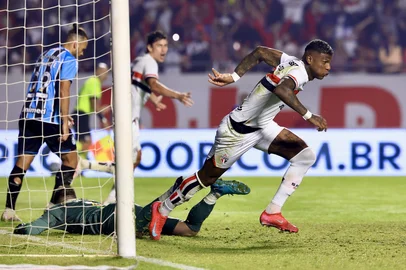 BRASILEIRO A 2025, SAO PAULO X GREMIOSP - BRASILEIRO A 2025, SÃO PAULO X GRÊMIO - ESPORTES - SP - SÃO PAULO - 17/05/2025 - BRASILEIRO A 2025, SÃO PAULO X GRÊMIO - Arboleda jogador do São Paulo comemora seu gol durante partida contra o Grêmio no estádio Morumbi pelo campeonato Brasileiro A 2025. 17/05/2025 - Foto: MARCELLO ZAMBRANA/AGIF - AGÊNCIA DE FOTOGRAFIA/AGIF - AGÊNCIA DE FOTOGRAFIA/ESTADÃO CONTEÚDOEditoria: ESPORTESLocal: SÃO PAULOIndexador: MARCELLO ZAMBRANAFotógrafo: AGIF - AGÊNCIA DE FOTOGRAFIA<!-- NICAID(16040009) -->