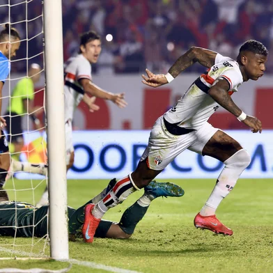 BRASILEIRO A 2025, SAO PAULO X GREMIOSP - BRASILEIRO A 2025, SÃO PAULO X GRÊMIO - ESPORTES - SP - SÃO PAULO - 17/05/2025 - BRASILEIRO A 2025, SÃO PAULO X GRÊMIO - Arboleda jogador do São Paulo comemora seu gol durante partida contra o Grêmio no estádio Morumbi pelo campeonato Brasileiro A 2025. 17/05/2025 - Foto: MARCELLO ZAMBRANA/AGIF - AGÊNCIA DE FOTOGRAFIA/AGIF - AGÊNCIA DE FOTOGRAFIA/ESTADÃO CONTEÚDOEditoria: ESPORTESLocal: SÃO PAULOIndexador: MARCELLO ZAMBRANAFotógrafo: AGIF - AGÊNCIA DE FOTOGRAFIA<!-- NICAID(16040009) -->
