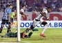 Com pênalti polêmico, Grêmio leva virada do São Paulo e entra no Z-4 do Brasileirão