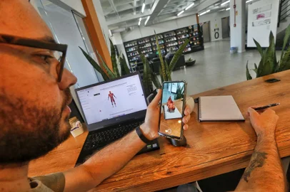 PORTO ALEGRE, RS, BRASIL, 16/03/2023- Guia do EAD- A Feevale fez uma parceria com uma plataforma para usar conteúdos de realidade expandida e 3D em sala de aula. Foto: Lauro Alves  / Agencia RBS<!-- NICAID(15384684) -->