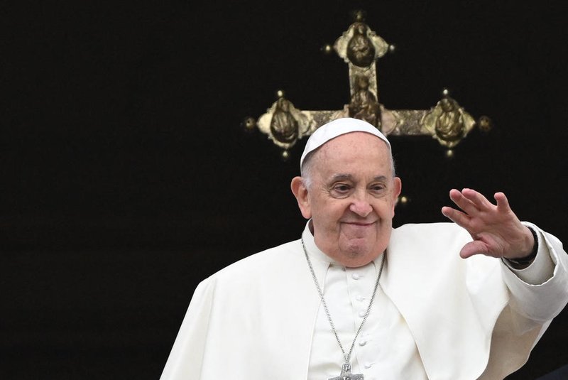 Pope Francis waves from the central loggia of St. Peter's basilica during the Easter 'Urbi et Orbi' message and blessing to the City and the World as part of the Holy Week celebrations, in the Vatican on March 31, 2024. (Photo by Tiziana FABI / AFP)<!-- NICAID(15721413) -->