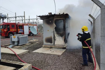 ***EM BAIXA***Bombeiros combateram as chamas após 1h de trabalho na subestação da Sterlite Power, em Estrela. Foto: Corpo de Bombeiros de EstrelaFoto: Corpo de Bombeiros de Estrela / Divulgação<!-- NICAID(14943886) -->