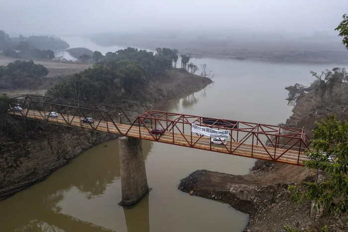Na enxurrada, apenas a parte que fica para o lado de Lajeado foi levada. Foi essa parte que precisou ser reconstruída e que ficou conhecida como a “Ponte da Reconstrução”, como expõe um faixa estendida.