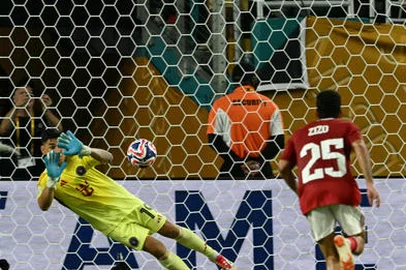 Inter Miami's Argentine goalkeeper #19 Oscar Ustari makes a save on a penalty kick by Al Ahly's Egyptian midfielder #07 Trezeguet during the Club World Cup 2025 Group A football match between Egypt's Al-Ahly and US Inter Miami at the Hard Rock stadium in Miami on June 14, 2025. (Photo by CHANDAN KHANNA / AFP)<!-- NICAID(16059924) -->